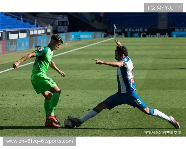 足球比赛中的短传与快速移动配合